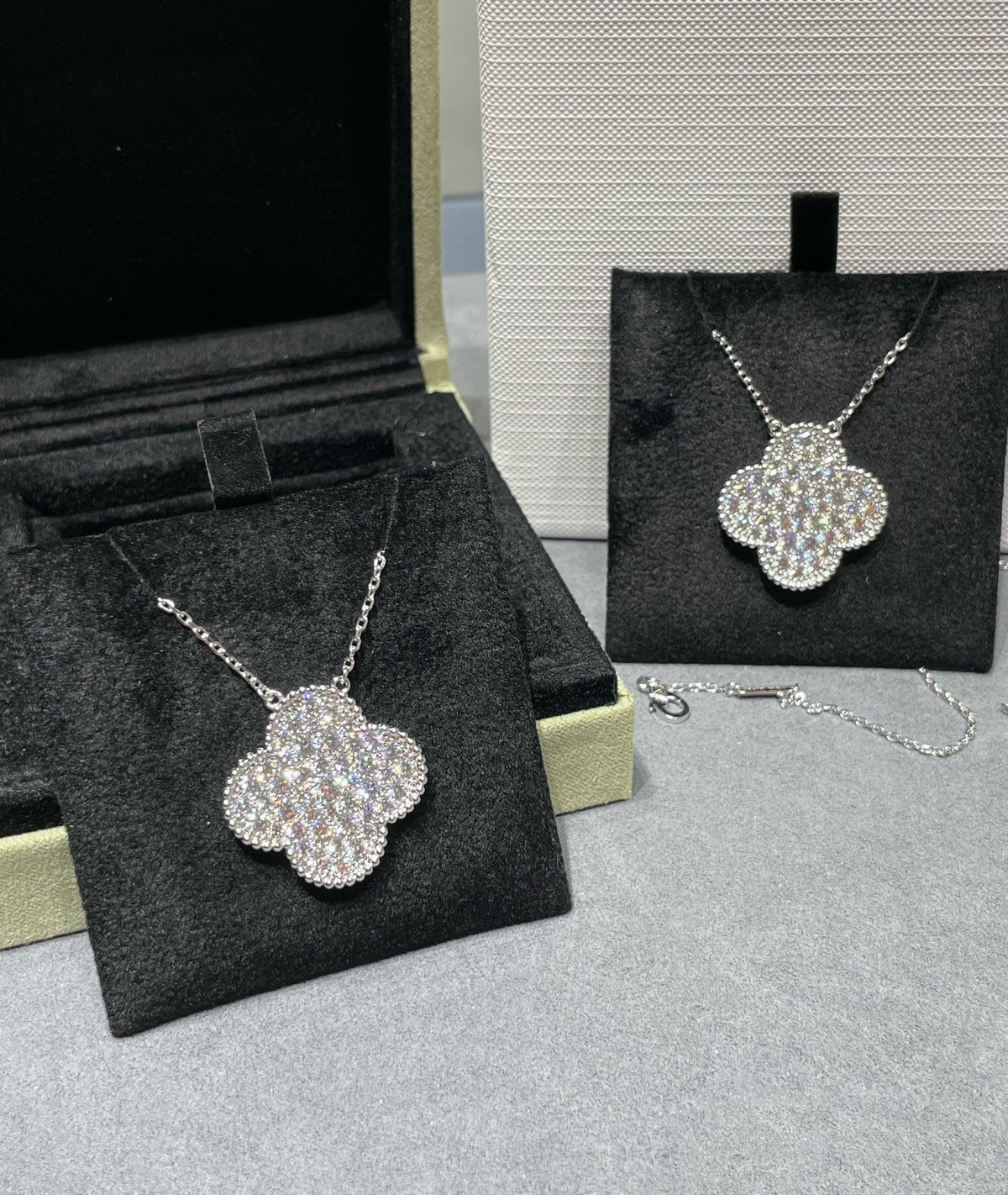 [Eterna Jewels]CLOVER 25MM LARGE PENDANT DIAMOND PAVED SILVER NECKLACE