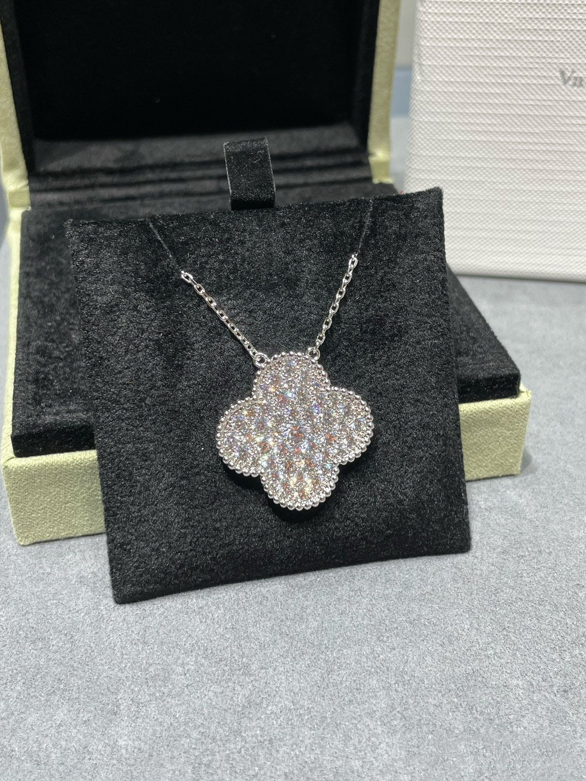 [Eterna Jewels]CLOVER 25MM LARGE PENDANT DIAMOND PAVED SILVER NECKLACE