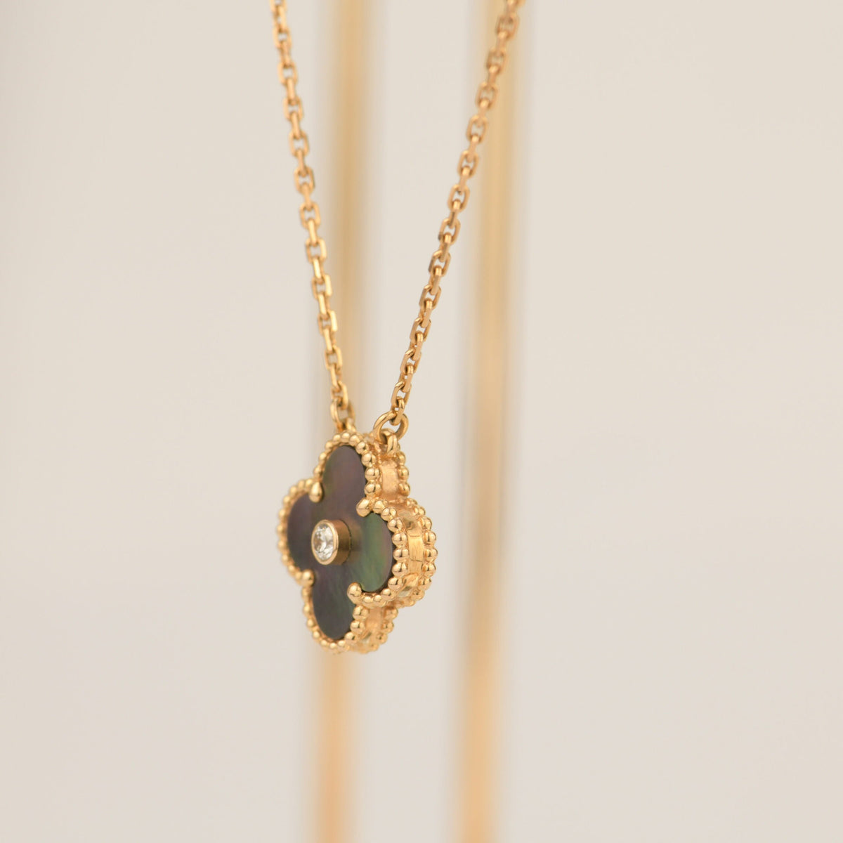 [Eterna Jewels]CLOVER 15MM DIAMOND AND MOTHER-OF-GREY NECKLACE